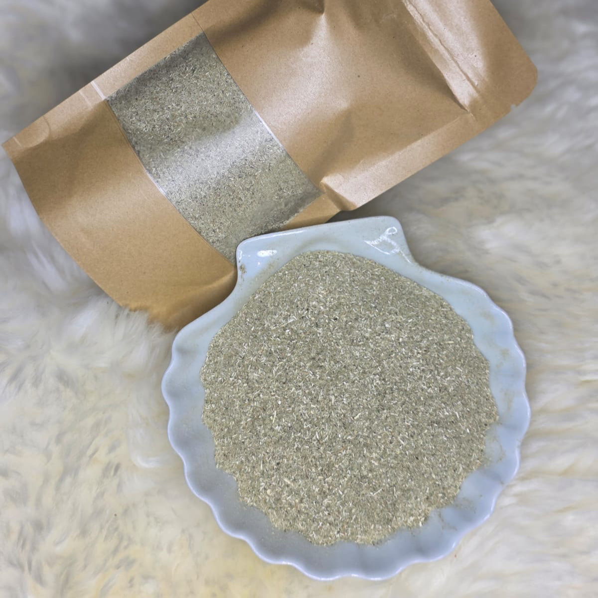 Gousses de gombo séchées naturellement au soleil et mixées à sec