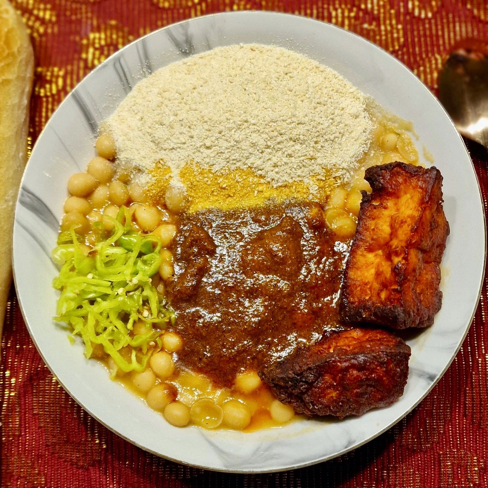 Plat cuisiné et présenté avec du gars et du warangashi