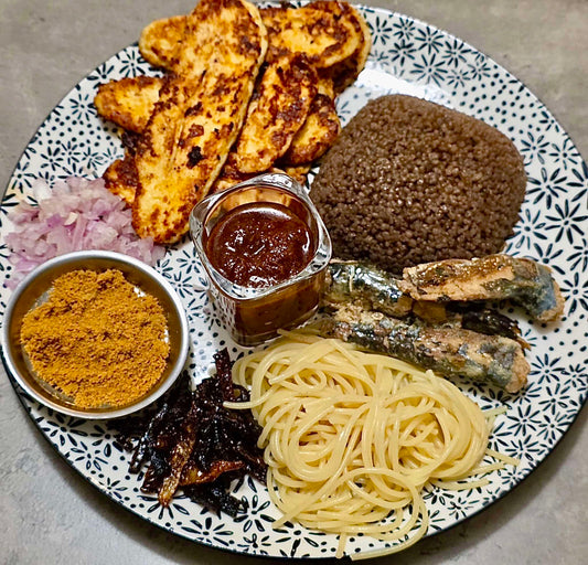 Plat de wassa wassa bio garni avec du wagashi fumé et des oignons confis