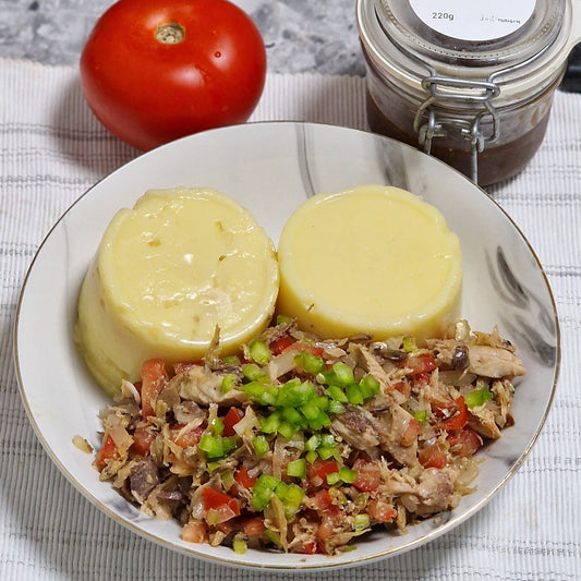 Présentation du maquereau fumé dans un plat traditionnel béninois