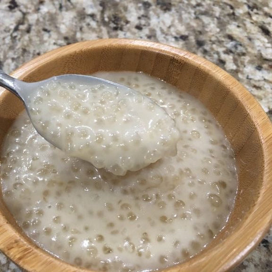 Tapioca cuisiné chaud avec du lait de coco et du sucre de canne